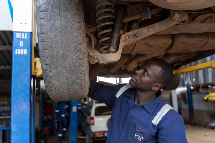 Suspension et amortisseurs au Sénégal : comment les préserver face aux routes dégradées