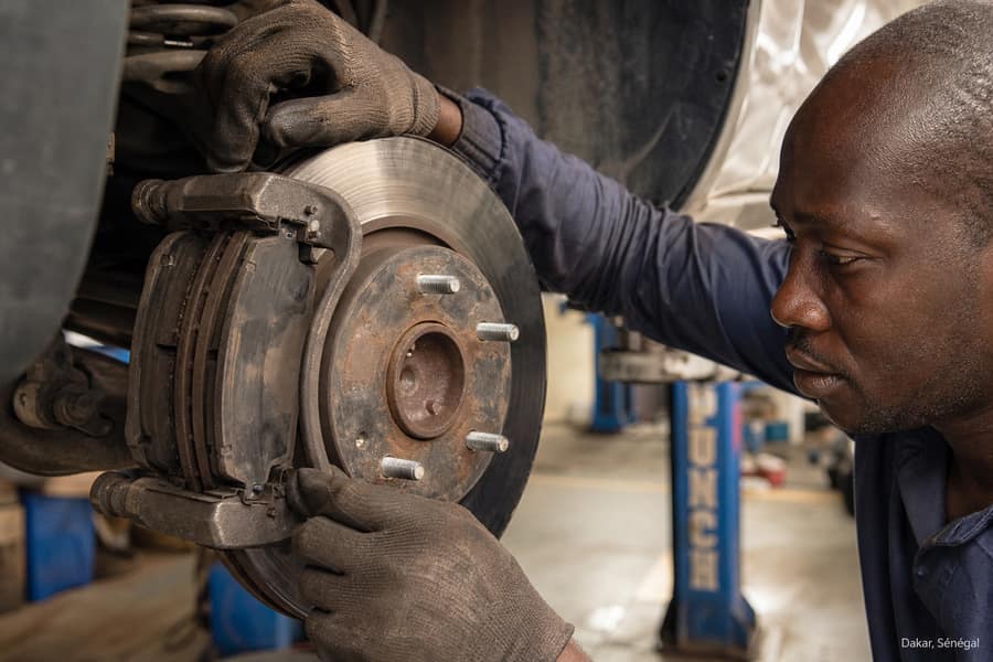 Freins de voiture au Sénégal : plaquettes, disques et signes d&rsquo;usure à ne jamais ignorer en 2026