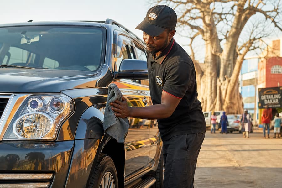Carrosserie et peinture de voiture au Sénégal : protéger sa voiture du soleil, du sable et du sel en 2026